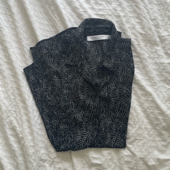 CONTEMPORAINE Flowy Cap Sleeve Button Down - Picture 4 of 9